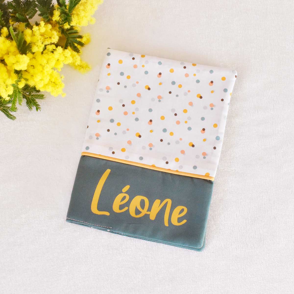 Protege-carnet-de-sante-cotillons-personnalise-fait-main-france-vic-et-pic-cadeau-de-naissance