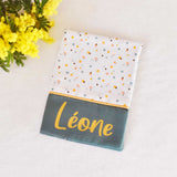 Protege-carnet-de-sante-cotillons-personnalise-fait-main-france-vic-et-pic-cadeau-de-naissance