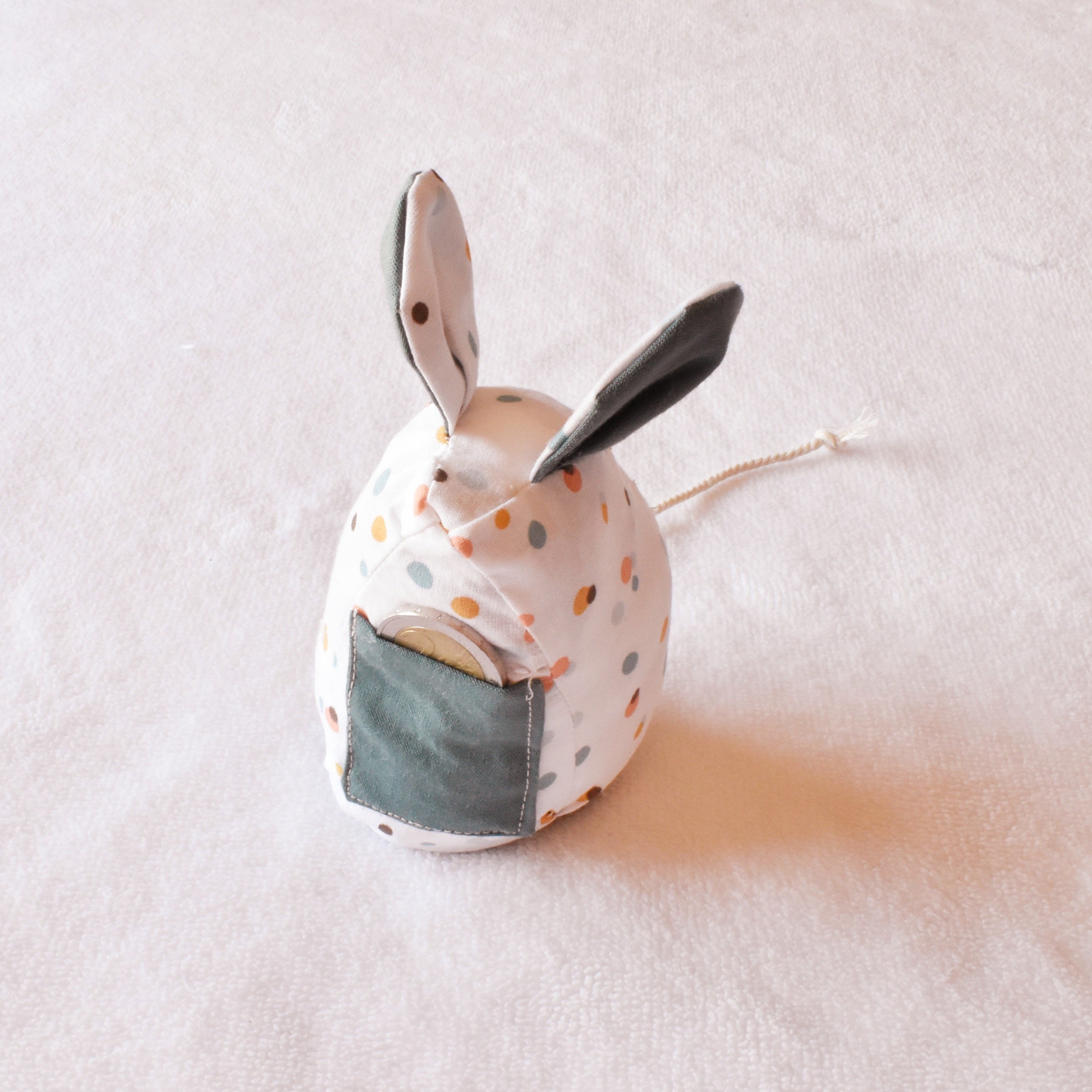 Souris dent de lait à motif cotillons sur sur fond blanc fait main en france vic & pic