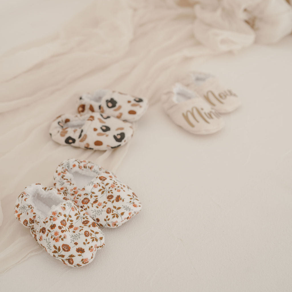 3 paires de chaussons de naissance élenie ocre léopard et beige personnalisée mini nous